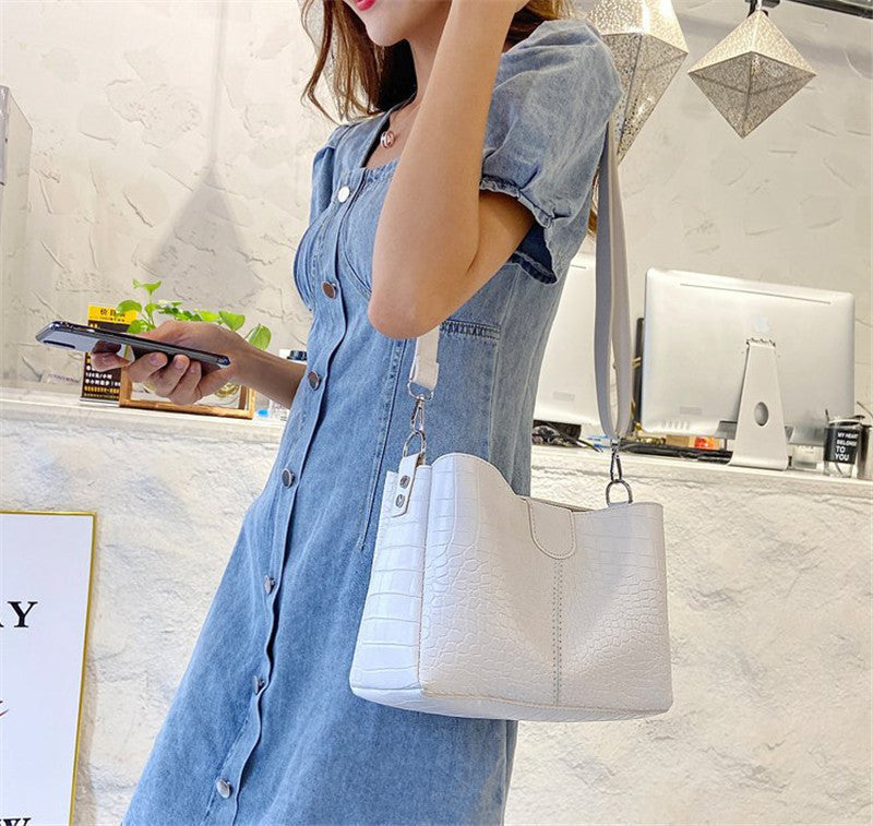 Messenger Bag One-shoulder Portable PU Soft Surface Zipper Messenger Bag