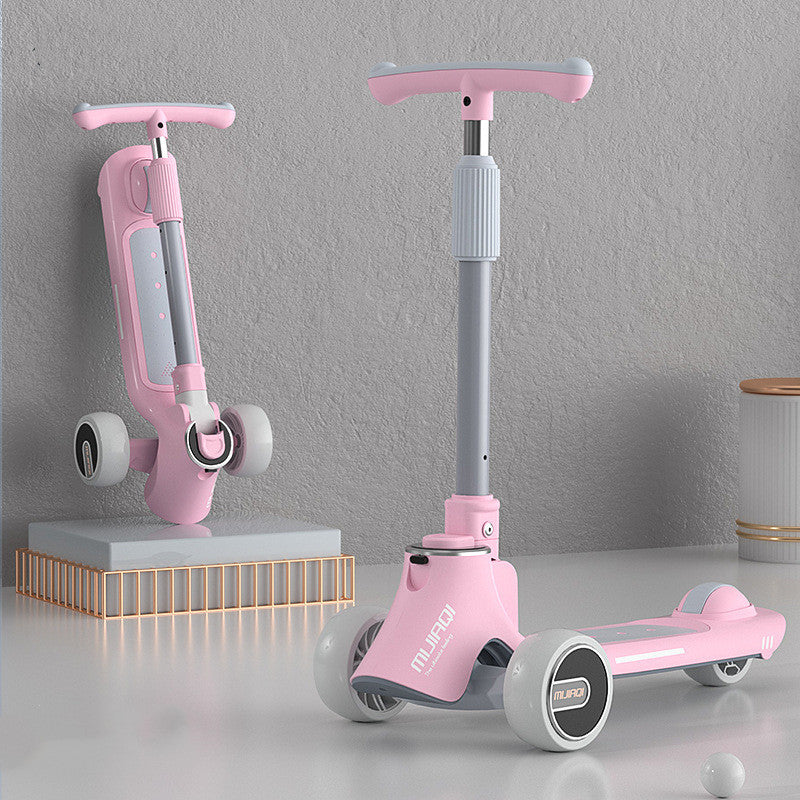 Le scooter trois en un pour enfants peut s'asseoir et glisser