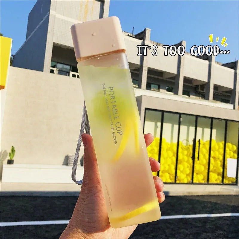 Kreative quadratische Wasserflasche tragbare Anti-Fall-Handbecher Plastik Plastik transparent Sportreiseflasche Leckdicht