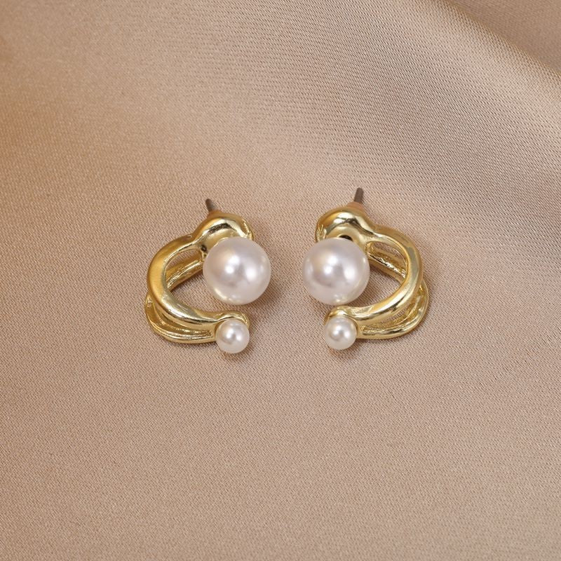 Fashionable And High-end Pearl Earrings, French Niche Retro Light Luxury Earrings, Women's Simple And Versatile Pearl Earrings