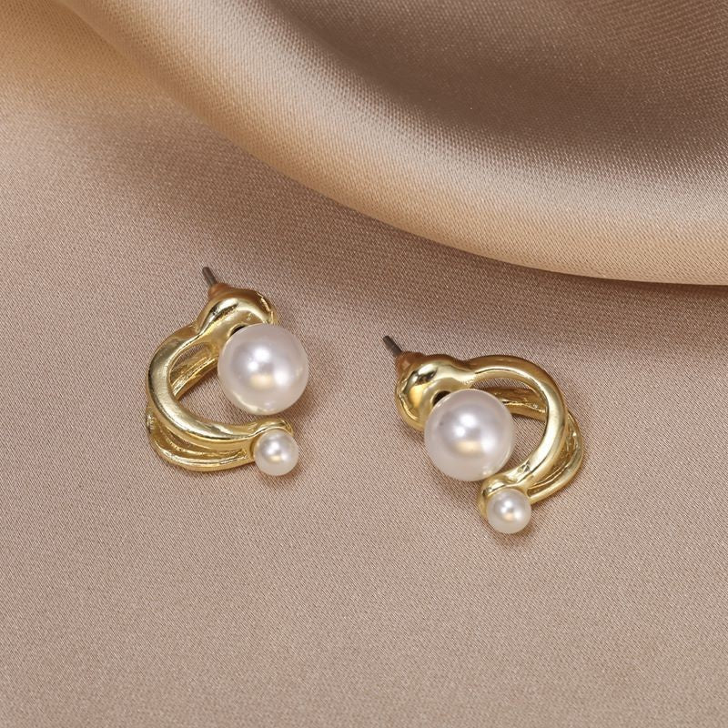 Fashionable And High-end Pearl Earrings, French Niche Retro Light Luxury Earrings, Women's Simple And Versatile Pearl Earrings