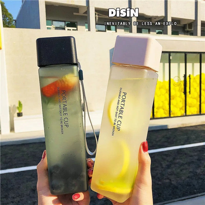 Kreative quadratische Wasserflasche tragbare Anti-Fall-Handbecher Plastik Plastik transparent Sportreiseflasche Leckdicht